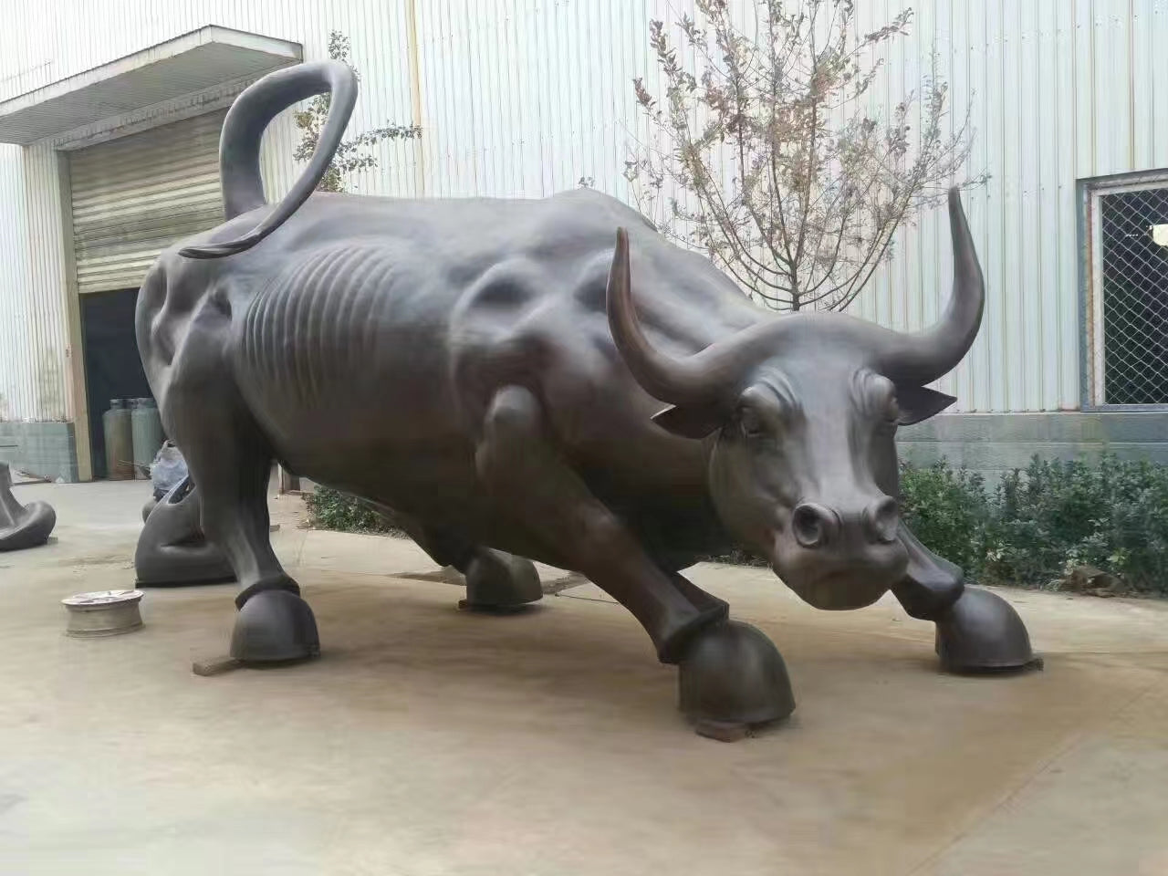 Custom OEM ODM Large Famous Outdoor Garden Decoration Large Bronze Brass Metal Abstract Animal Statue Wall Street Bull